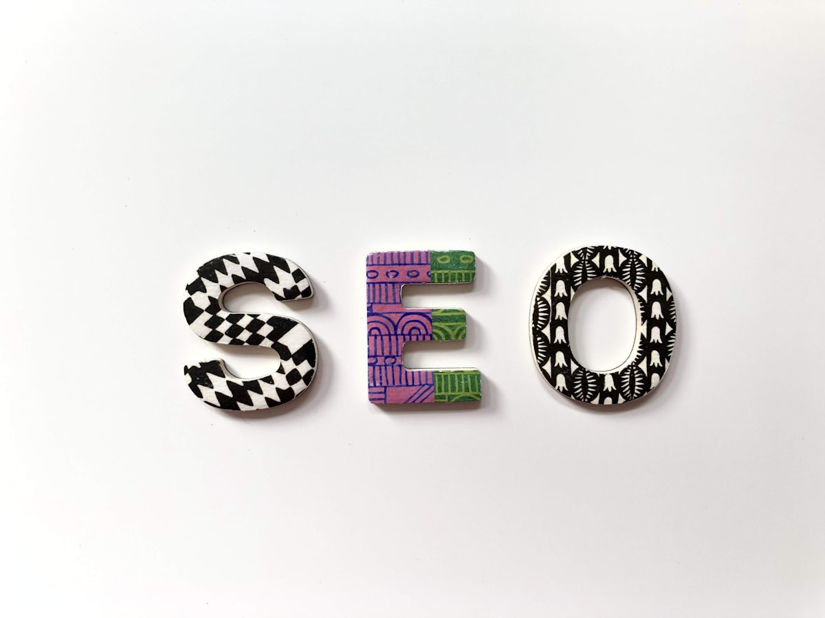 Texto SEO sobre pantalla digital representando posicionamiento en buscadores
